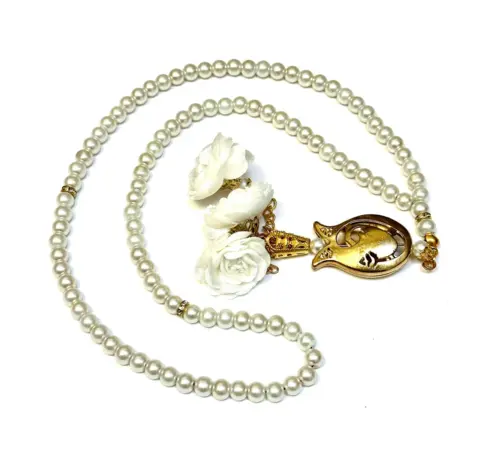 Weiße Blumen-Tasbih mit goldenen Details, 99 Perlen