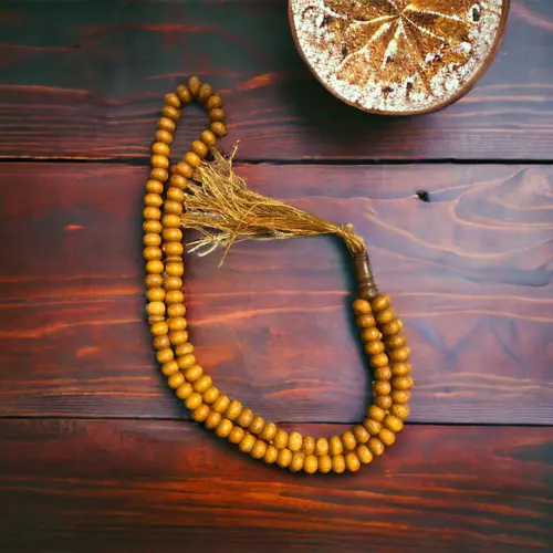 Let Tasbih med 99 Perler lavet i lyst træ