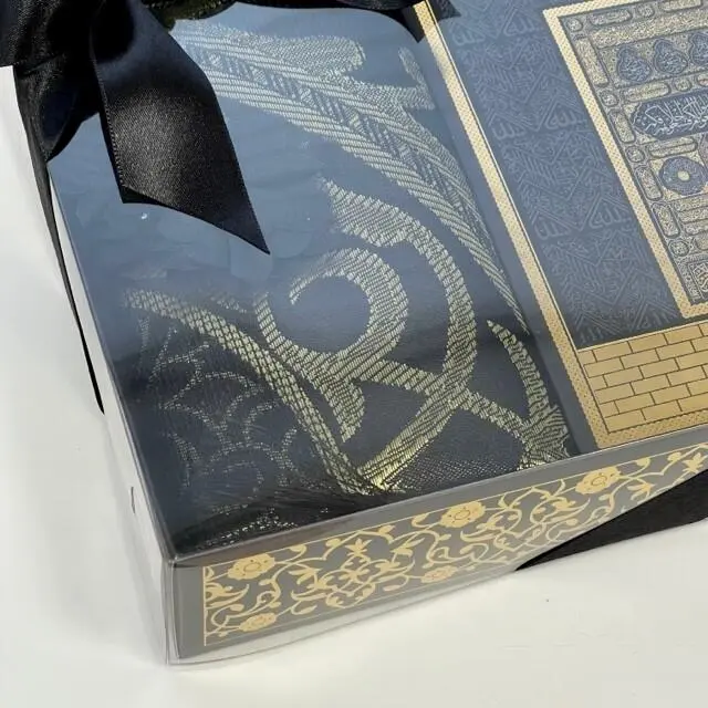 Gaveæske med Kaaba-koran, tasbih og bedetæppe, sort