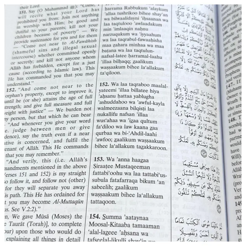 The Noble Quran med engelsk översättning samt latinska bokstäver