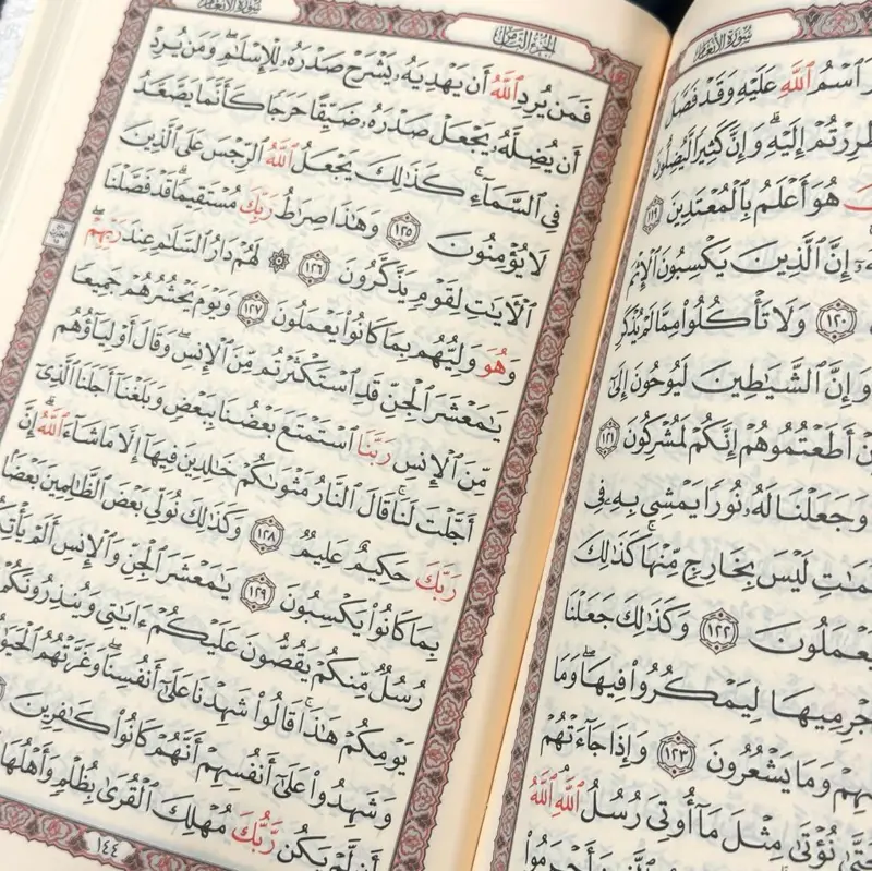 Dekorativ koran med blommor och rosetter (finns i flera färger)
