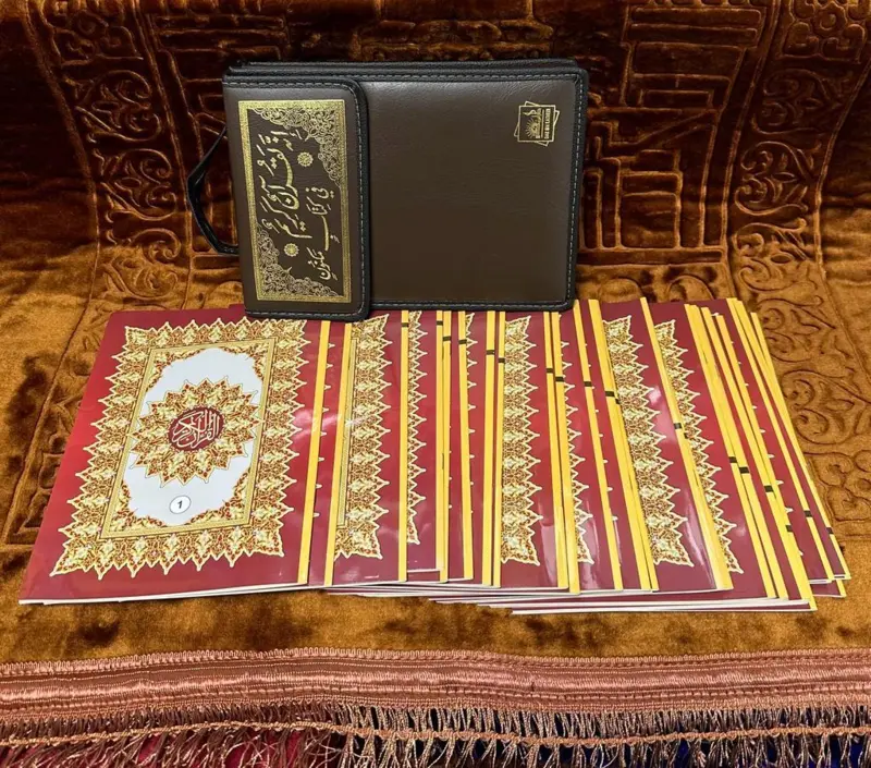 Arabisk koran i 30 delar med läderväska, brun