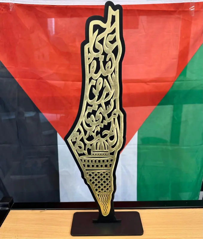 Palestina-karta dekoration med stativ, gyllene svart