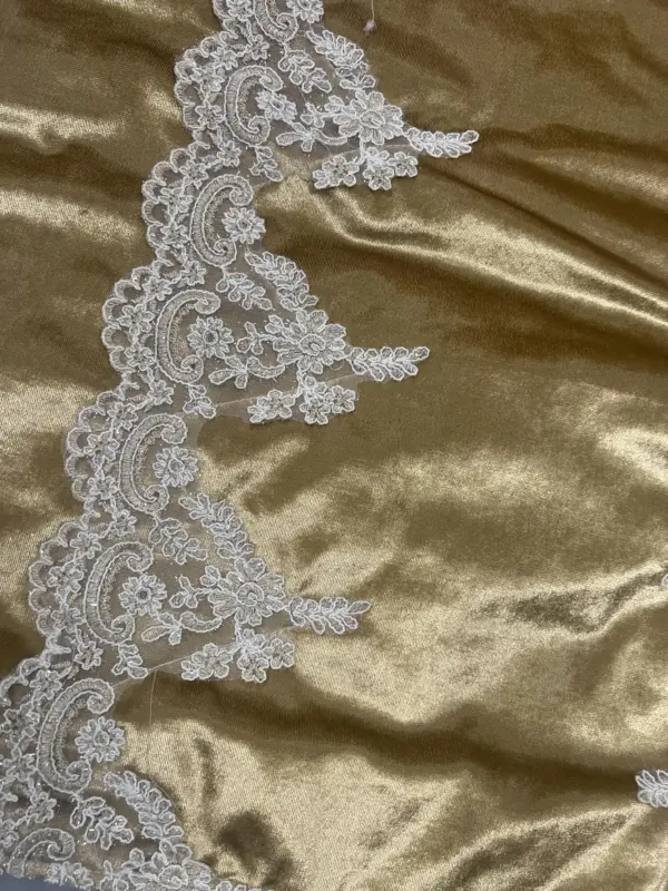 Bettdecke in Goldfarbe mit handgefertigter Stickerei