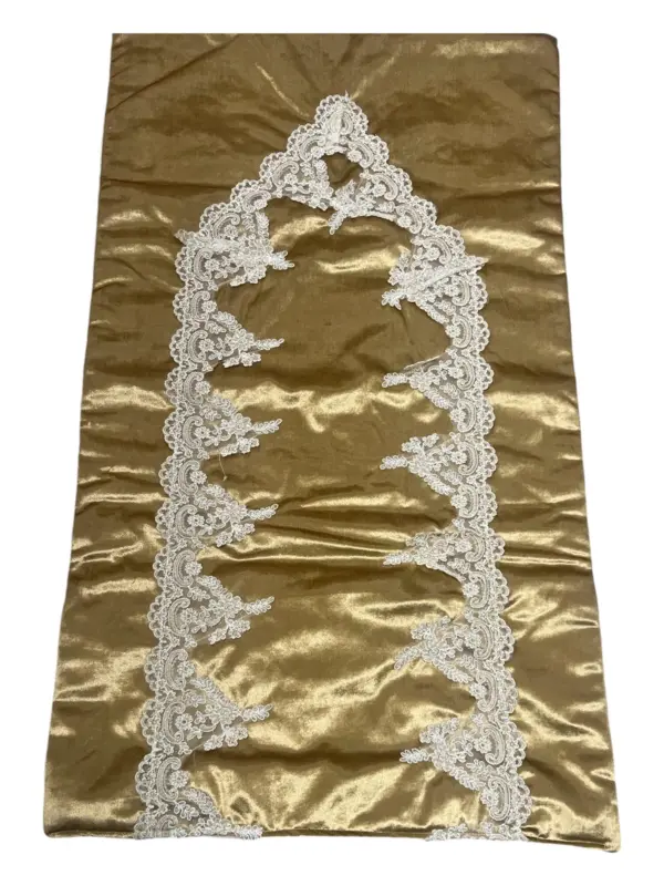 Bettdecke in Goldfarbe mit handgefertigter Stickerei