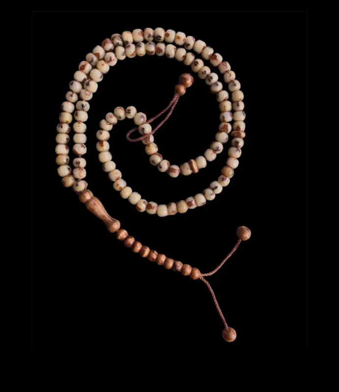 Handgjord Tasbih gjord av dadelkärnor med 99 pärlor
