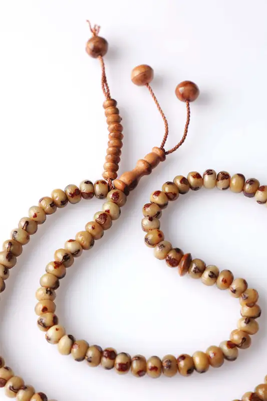 Handgjord Tasbih gjord av dadelkärnor med 99 pärlor