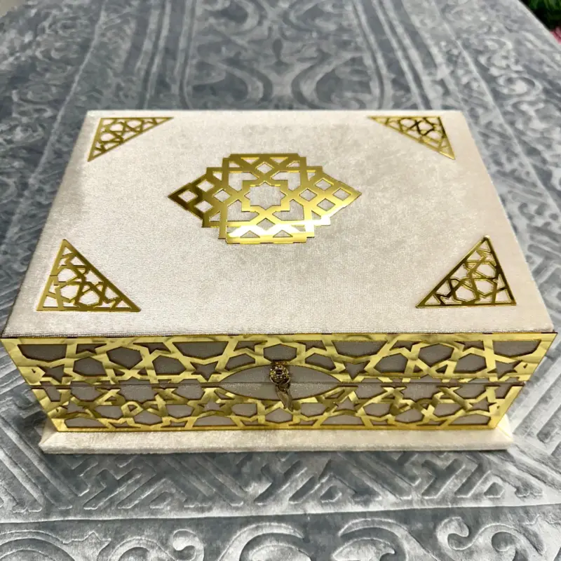 Große Koran-Geschenkbox in Cremeweiß mit goldenen Details