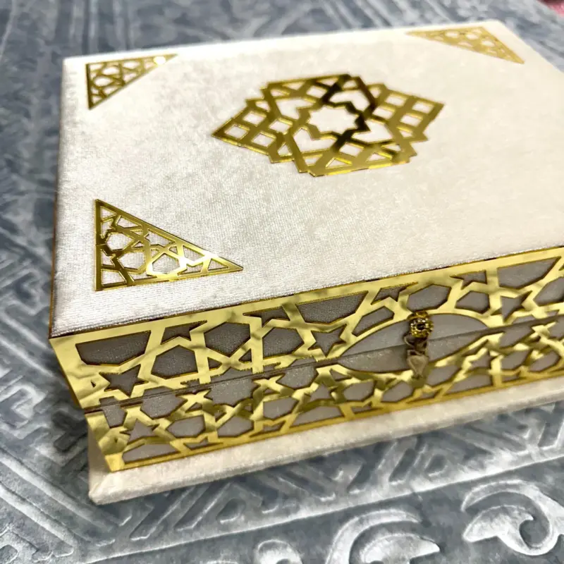 Große Koran-Geschenkbox in Cremeweiß mit goldenen Details