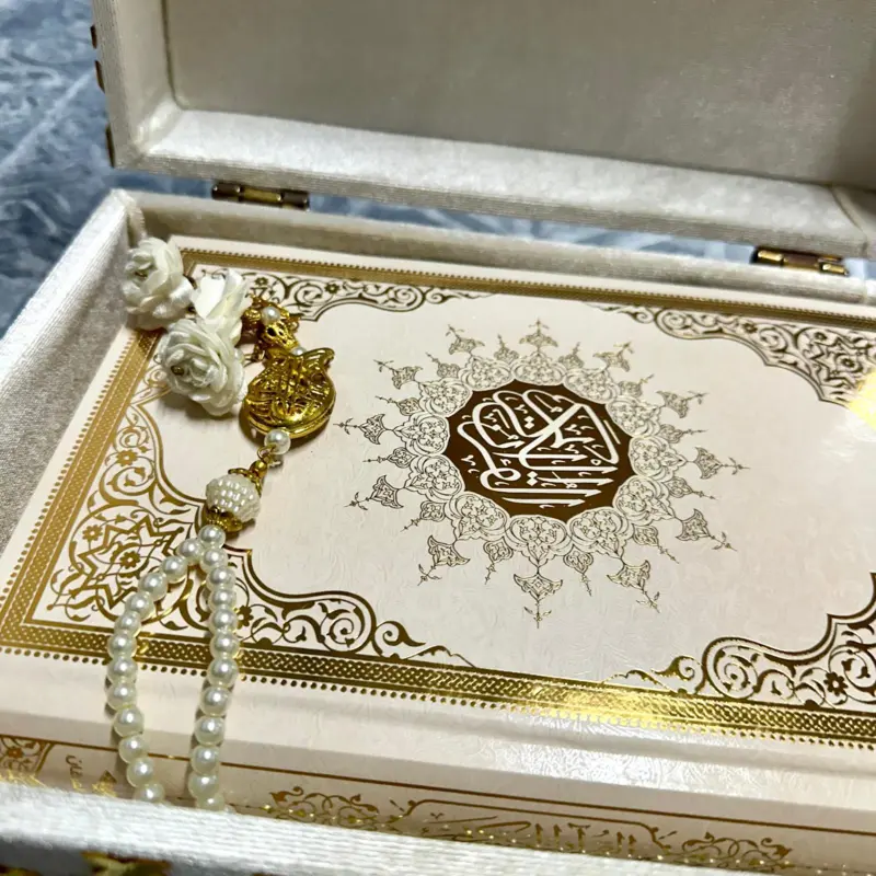 Große Koran-Geschenkbox in Cremeweiß mit goldenen Details
