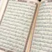 Dekorativ koran med blommor och rosetter (finns i flera färger)