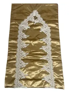 Bettdecke in Goldfarbe mit handgefertigter Stickerei